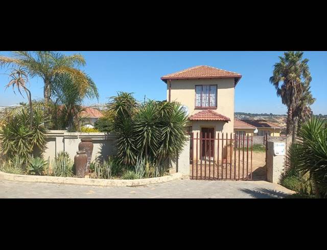 3 BEDROOM HOUSE FOR SALE IN COSMO CITY